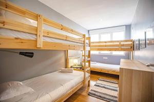 Katil dua tingkat atau katil-katil dua tingkat dalam bilik di Holidays, Marmot, 6 personas, Parking & Wi-fi