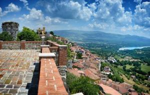 vista su una città da un castello di B&B Nonna Rosa a Grumento Nova