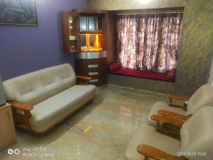 Area soggiorno di His Grace Holiday Home - Nr to Malpe Beach