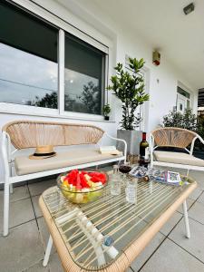 un tavolo con un cesto di frutta su un patio di Mylos Ηome a Ierápetra