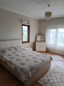 Un dormitorio con una cama grande y una ventana en Nergis dağ evi, en Trabzon