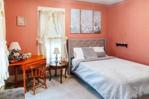 - une chambre avec un lit et un bureau à côté d'une fenêtre dans l'établissement CHARMING EXECUTIVE VICTORIAN MANSION w/ FREE PARKING - near Bucknell, à Milton