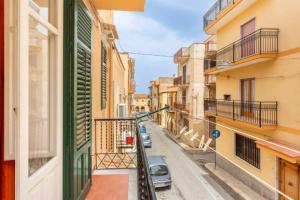 balcone con vista su una strada. di Casa Antonella a Trabia Altre 17 foto