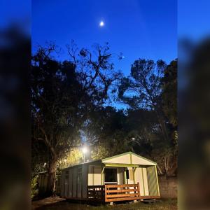 ein kleines Zelt auf einem Feld in der Nacht in der Unterkunft Camping TurisMar in Tossa de Mar