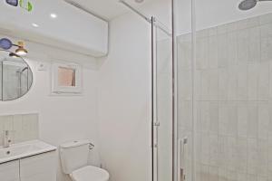 Ванна кімната в Studio calme et moderne à 300m de la plage -1-