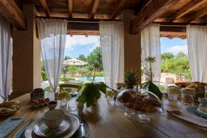 una sala da pranzo con tavolo e cibo di Villa Mario Resort a Salò