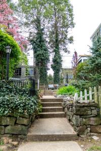 un conjunto de escaleras en un jardín con una valla en CHARMING EXECUTIVE VICTORIAN MANSION w/ FREE PARKING - near Bucknell, en Milton
