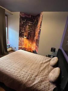 Dormitorio con cama con dosel en la pared en Krawiecka 3 - New York style - City Center - Parking Place, en Wroclaw