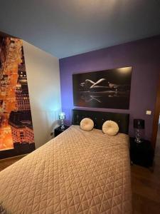 1 dormitorio con 1 cama y una pintura en la pared en Krawiecka 3 - New York style - City Center - Parking Place, en Wroclaw