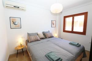 En eller flere senge i et værelse på Urbanizacion Pinomar Sea View VDE-060 + 30 billeder