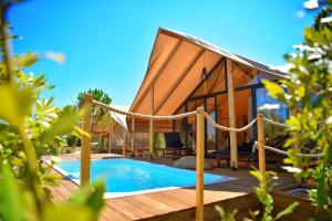Floria Glamping Garden内部或周边的泳池