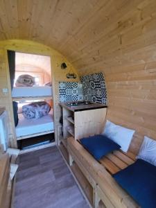 Tempat tidur susun dalam kamar di Les Cabanes d'Hérande - Le Millésime