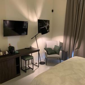 Uma TV ou centro de entretenimento em Donna Caterina