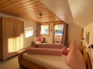 een slaapkamer met 2 bedden in een kamer bij Gästehaus Nussbaumer in Balderschwang