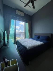 ein Schlafzimmer mit einem Bett und einem großen Fenster in der Unterkunft Modern Dpulze Soho fit 4pax,Netflix provided in Cyberjaya