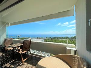 d'un balcon avec une table et des chaises et une vue sur l'océan. dans l'établissement Panoramic App B10-7, à Sierksdorf