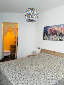 - une chambre avec un lit et une peinture murale dans l'établissement Giramondo, à Senigallia