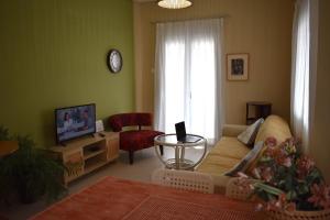 TV a/nebo společenská místnost v ubytování Central apartment in Nea Kallikratia