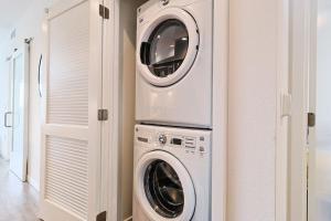 a laundry room with a washer and dryer at Luxury 3BDR & 2BTH for 6 pax in Los Angeles