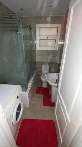 Ένα μπάνιο στο Rehab 2- Modern one bedroom with garden