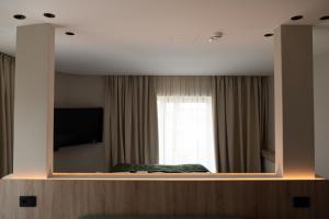 TV a/nebo společenská místnost v ubytování HOTEL GRACIAN