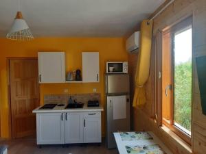 Köök või kööginurk majutusasutuses Gîte du Chalet - Le studio en pleine nature