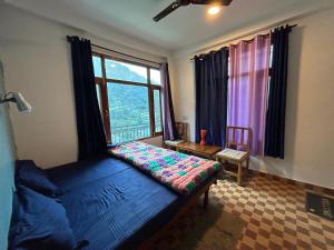 a room with a bed and a large window at Peppy Nomads Apartment in Jibhi