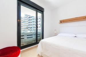 CALA ALTA sunny apartment tesisinde bir odada yatak veya yataklar