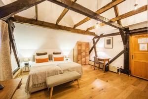 um quarto com uma cama grande e piso em madeira em Hotel Pok Garni em Brezovica