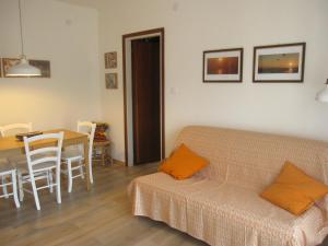 ein Wohnzimmer mit einem Sofa und einem Tisch in der Unterkunft Appartamento Vigna del Mar in Lido
