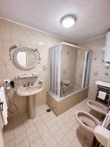 La salle de bains est pourvue d'un lavabo, de toilettes et d'une douche. dans l'établissement Casa Assunta, à Ischia