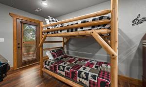 een slaapkamer met twee stapelbedden in een hut bij Rustic Waters in Sevierville +34 foto's