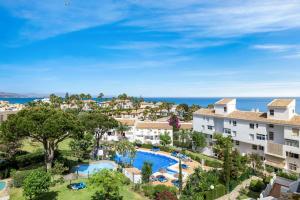 een luchtzicht op een resort met een zwembad bij Sea View Apartment at Wyndhams Complex in Málaga