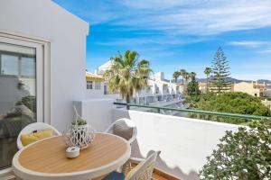 een tafel op een balkon met uitzicht op de stad bij Sea View Apartment at Wyndhams Complex in Málaga