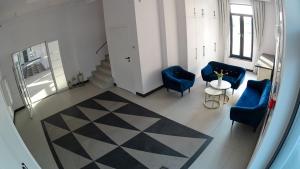 Pokój z 2 niebieskimi krzesłami i czarno-białą podłogą w obiekcie Pensjonat Dębowy Dworek w Ciechocinku