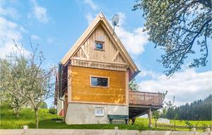 ein Baumhaus mit einer Terrasse darüber in der Unterkunft Stunning Home In Preitenegg With Wifi in Unterauerling