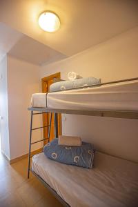 Bunk bed o mga bunk bed sa kuwarto sa Holidays, Miramar Ski, Estudio 4 personas & Parking