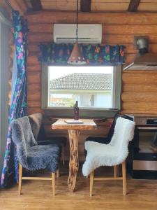 uma sala de jantar com uma mesa e duas cadeiras em Strandängen rustisk stuga em Osby
