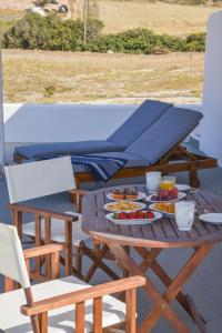 un tavolo da picnic con piatti di cibo sopra di Orion Milos a Pollonia