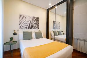 um quarto com uma cama e uma imagem de zebra na parede em Smartr Madrid La Latina em Madrid