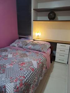 Grand Ville Asa sul في برازيليا: غرفة نوم عليها سرير ولحاف