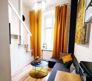 salon z kanapą i stołem w obiekcie Jaracza 6 Studio15 w Łodzi