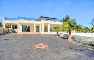 ein großes Haus mit einem Schild davor in der Unterkunft Amazing Home In Pont Saint Esprit in Pont-Saint-Esprit + 9 Fotos