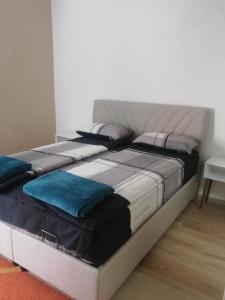 un grande letto in una camera con di Apartman Radanović a Foča