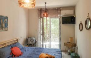 ein Schlafzimmer mit einem Bett und einem großen Fenster in der Unterkunft Pet Friendly Apartment In Novalja With Kitchen in Novalja