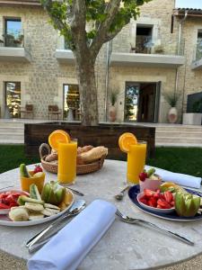 a table with two plates of food and orange juice at La Maison Verchant in Montpellier