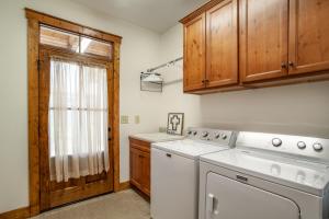 Η κουζίνα ή μικρή κουζίνα στο The Peaceful Perch Fireplace Community Amenities +66 φωτογραφίες