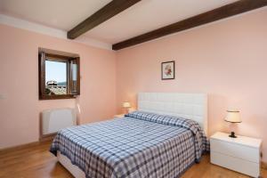 1 dormitorio con cama y ventana en Villa Olivi, en Subbiano