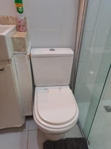 W łazience znajduje się biała toaleta i prysznic. w obiekcie Grand Ville Asa sul w mieście Brasília