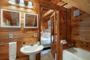 un bagno con lavandino, WC e vasca di Laurelwood Cabin Fireflies Paradise a Cosby Altre 55 foto